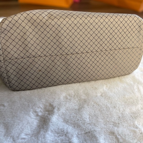Bottega Veneta Cream Intrecciato Tote with Diamond Pattern - Picture 6 of 12